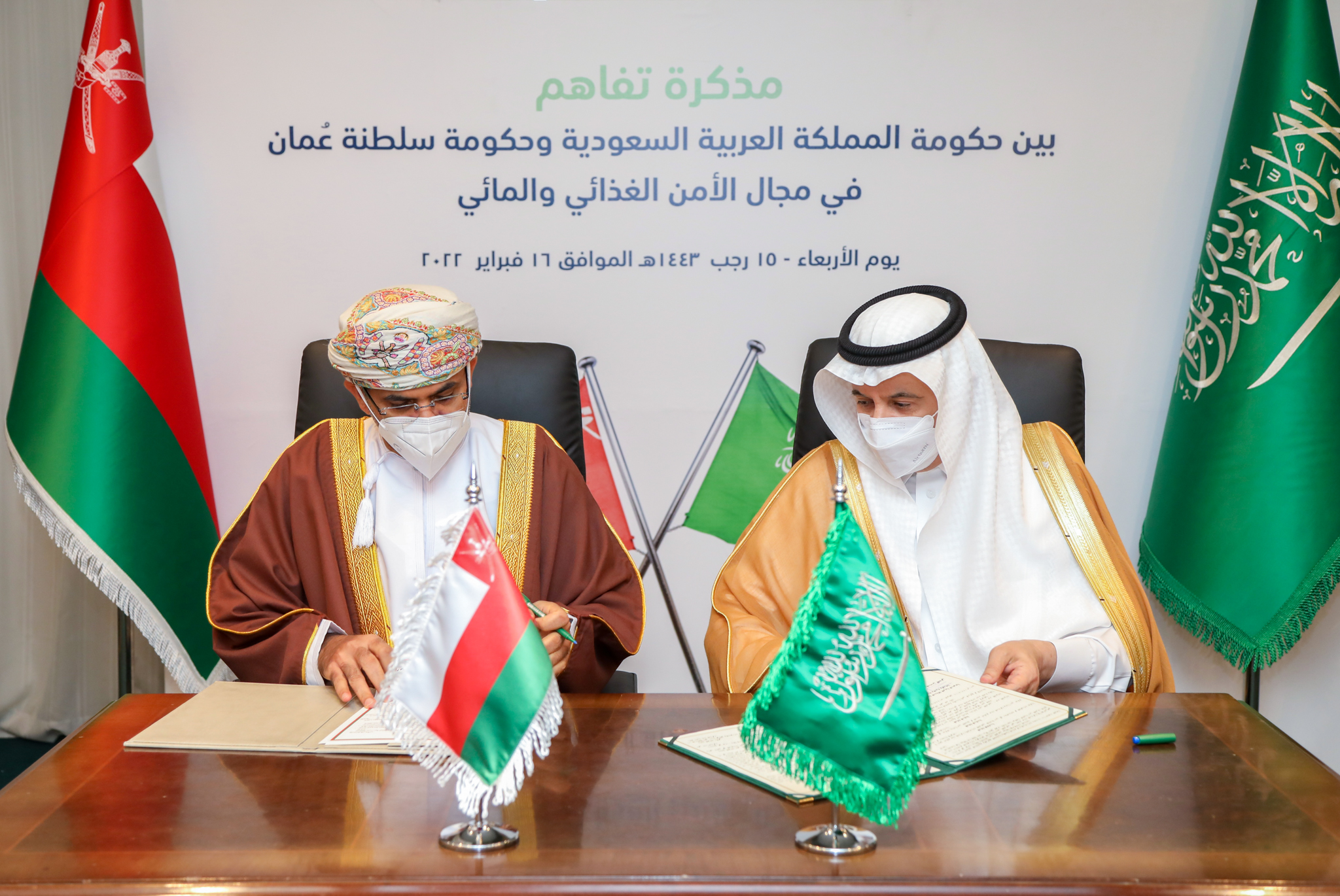 وزير "البيئة" يوقع مذكرة تفاهم مع سلطنة عُمان في مجال الأمن الغذائي والمائي