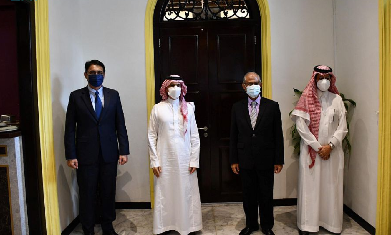 سمو وزير الخارجية يلتقي وزير التنمية الاجتماعية والأسرية السنغافوري