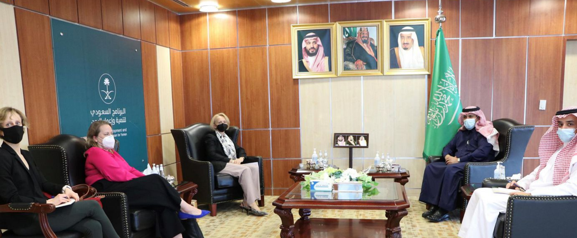 السفير آل جابر يلتقي بالقائمَين بأعمال سفارتي أمريكا لدى المملكة واليمن