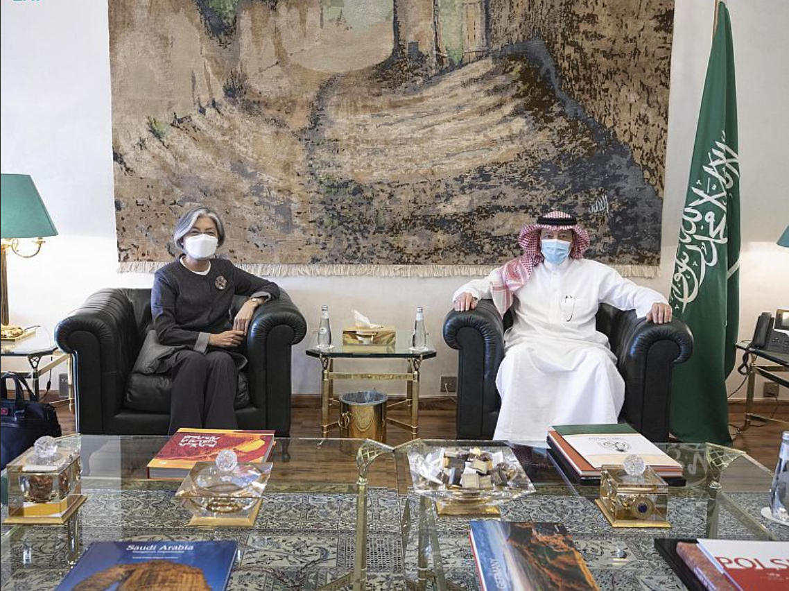 نائب وزير الخارجية يستقبل وزيرة خارجية كوريا السابقة