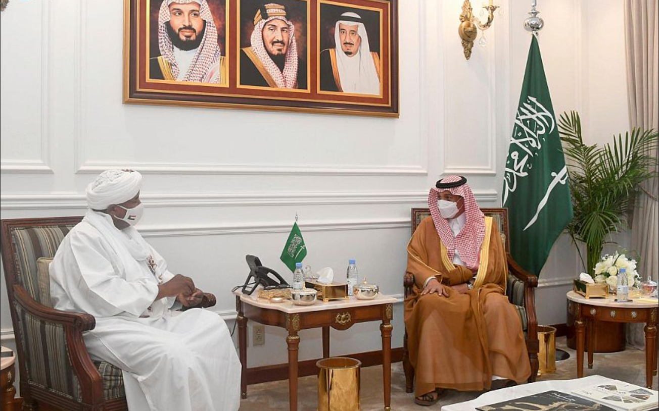 مدير فرع وزارة الخارجية بمكة المكرمة يستقبل القنصل السوداني