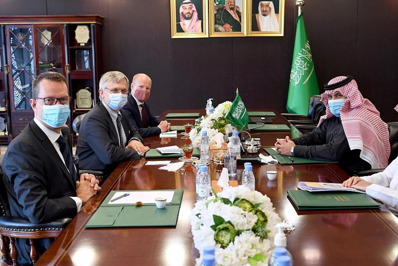 السفير آل جابر يلتقي بالسفير السويدي لدى المملكة والمبعوث السويدي لدى اليمن