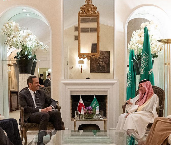 سمو وزير الخارجية يلتقي وزير خارجية دولة قطر