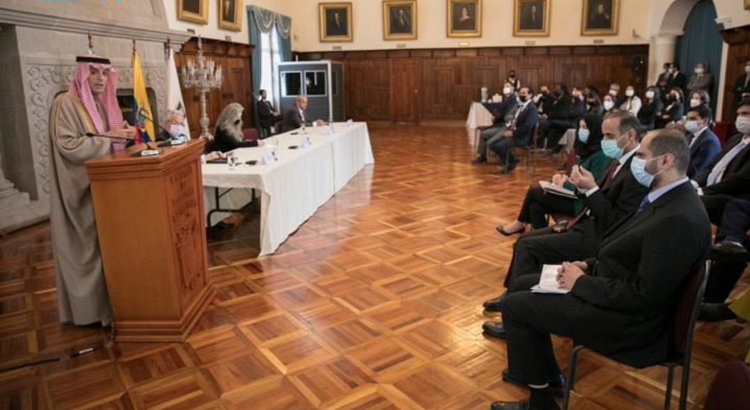 وزير الدولة للشؤون الخارجية يلقي محاضرة في معهد الدراسات الدبلوماسية الإكوادوري