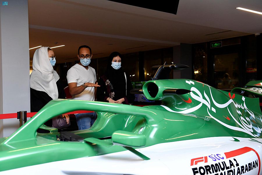 تجارب مثيرة لسيارات الـ "فورمولا1" بمركز زوار حلبة كورنيش جدة