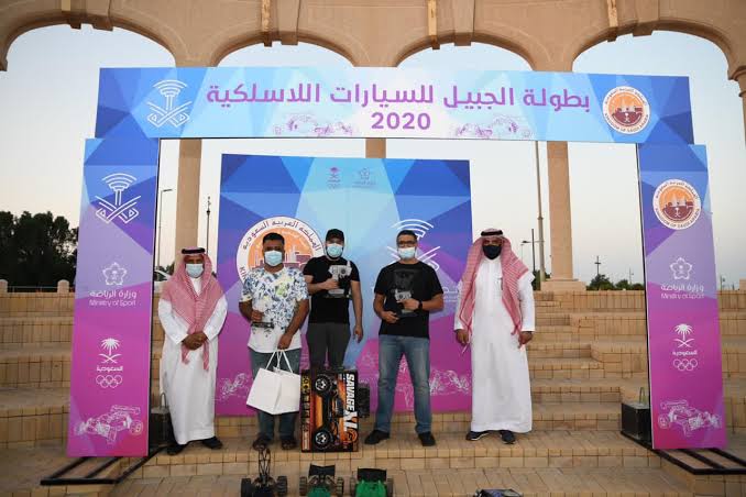 تتويج الفائزين في بطولة الجبيل للسيارات اللاسلكية