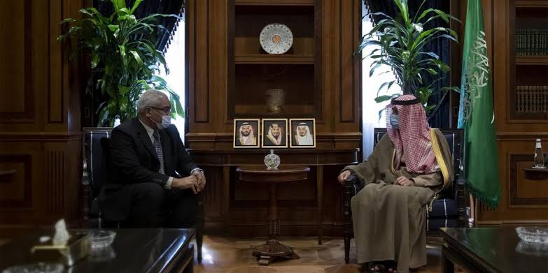 وزير الدولة للشؤون الخارجية يستقبل سفير كوبا لدى المملكة