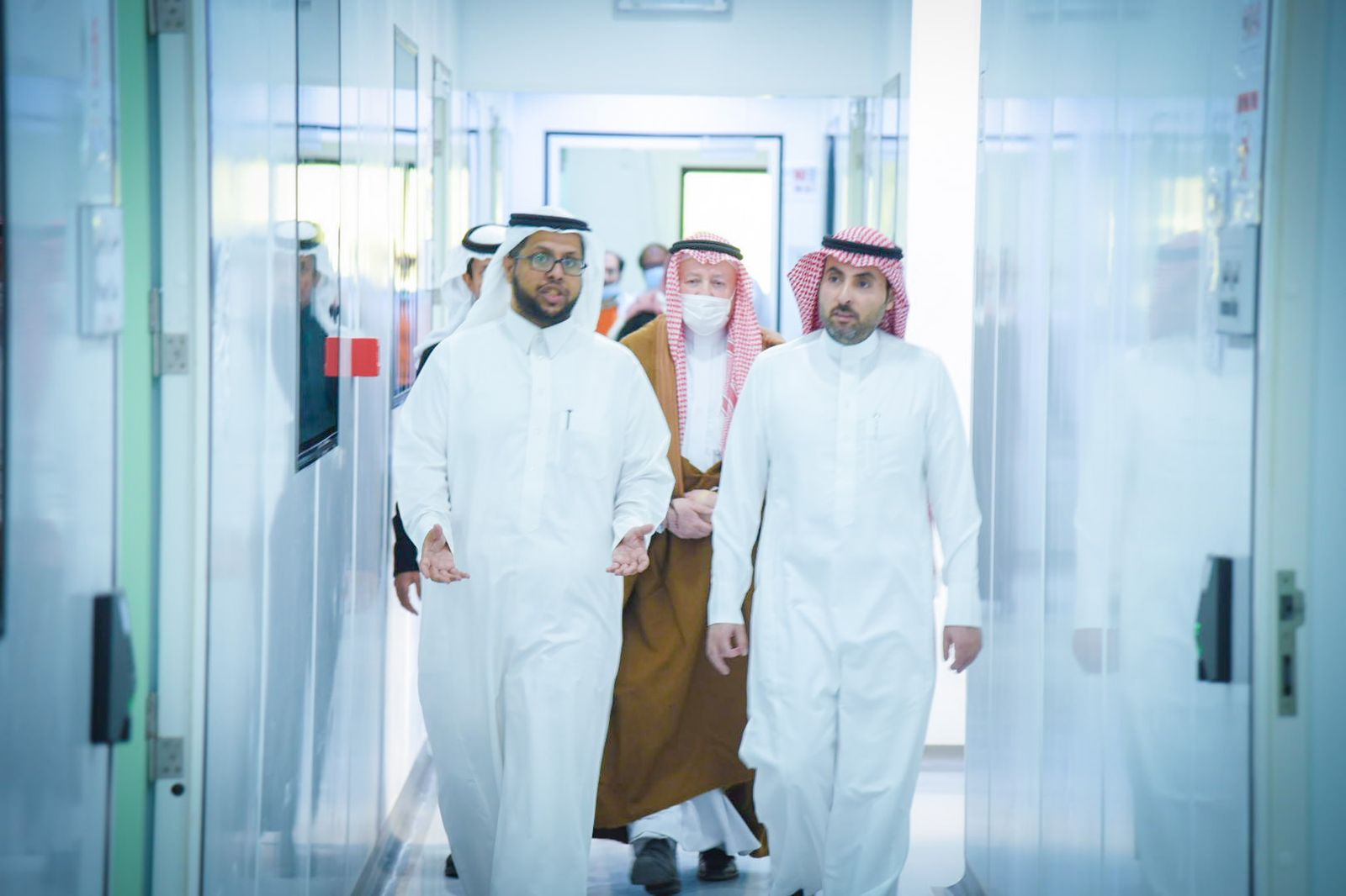 الشويمان يكرم خريجي الدفعة الأولى من برنامج المختبر التشخيص البيطري بالحدود الشمالية