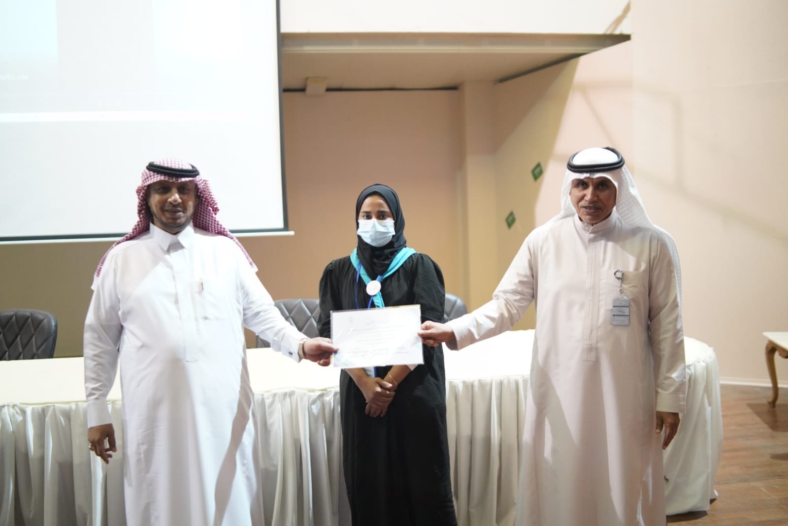 الرياني والصعابي يرعيان تخريح(32)دارسة في الدورة الأولية للشارة الخشبية"للفتيات المرشدات"بفرع وزارة الرياضة بمنطقة جازان