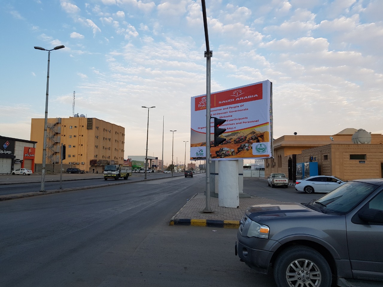 "لوحات ترحيبية" تزيّن أرجاء وادي الدواسر ترحيباً بالمشاركين في رالي السعودية