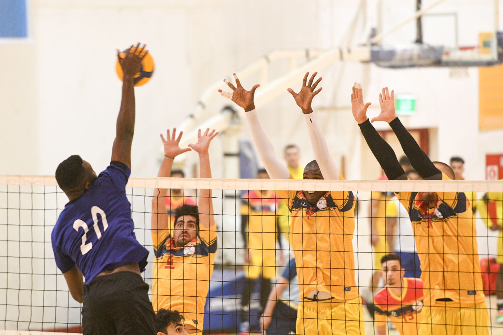 فريق الابتسام يتغلب على الأهلي في الدوري الممتاز للكرة الطائرة