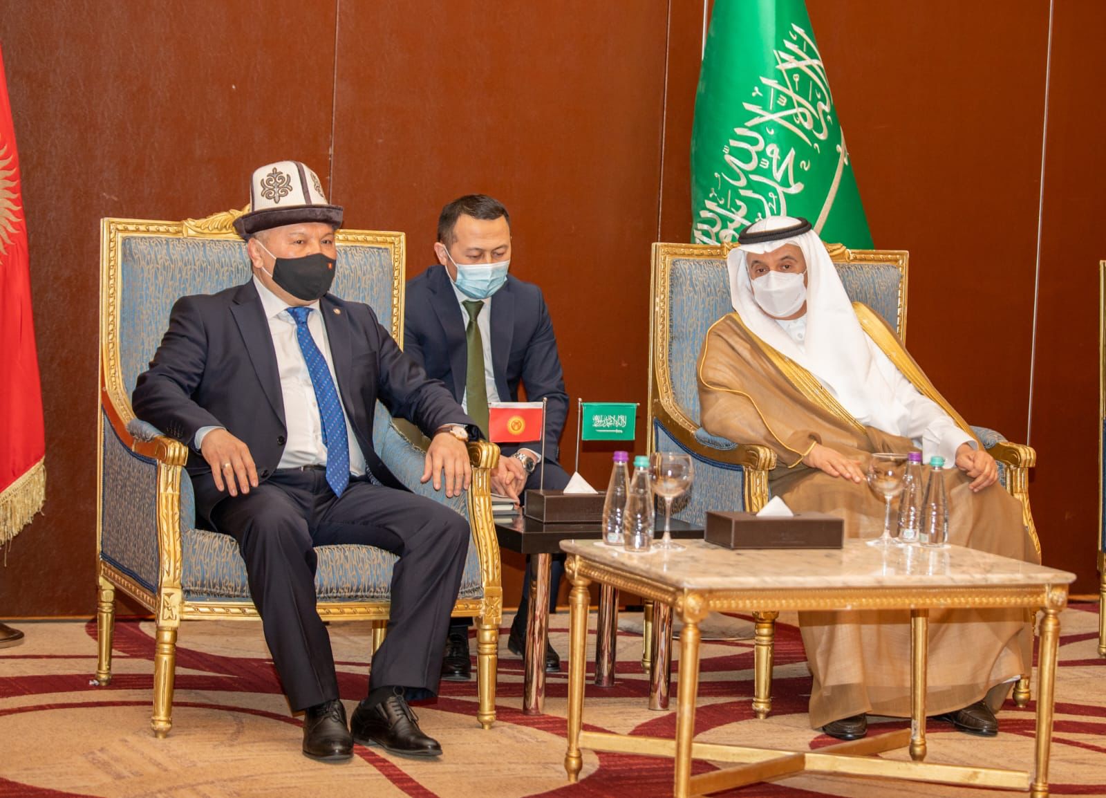 الفضلي" يناقش أوجه التبادل الثقافي والتجاري مع النائب الأول لرئيس مجلس الوزراء القرغيزي