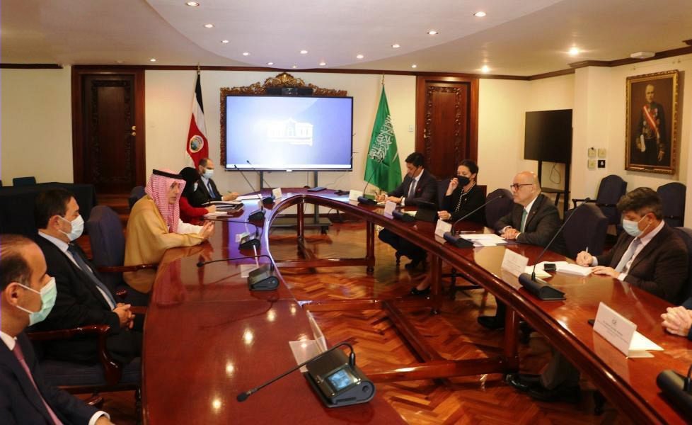 وزير الدولة للشؤون الخارجية يلتقي وزير خارجية جمهورية كوستاريكا