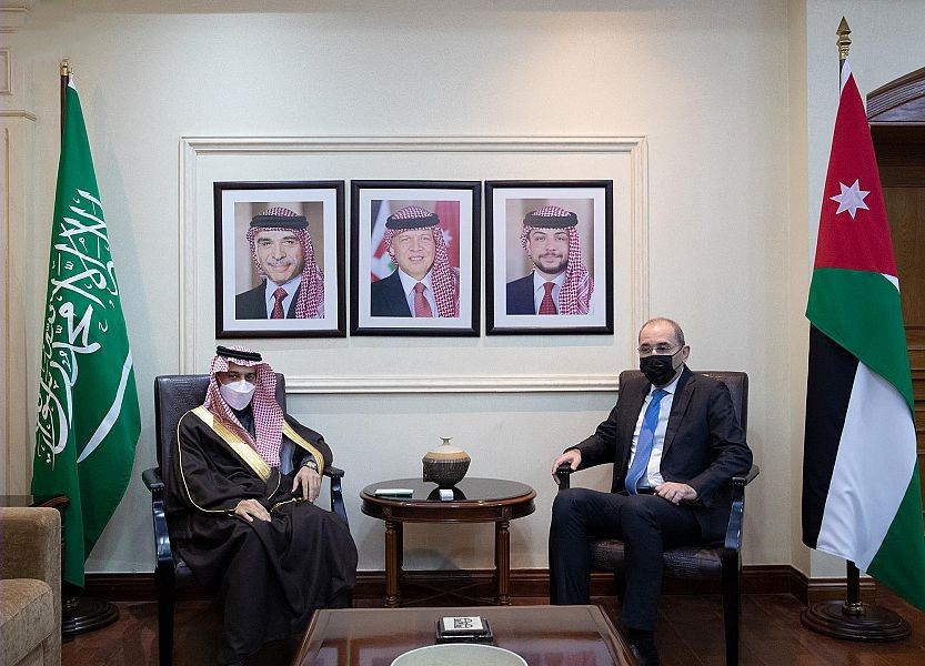 سمو وزير الخارجية يلتقي بنائب رئيس الوزراء وزير الخارجية وشؤون المغتربين الأردني