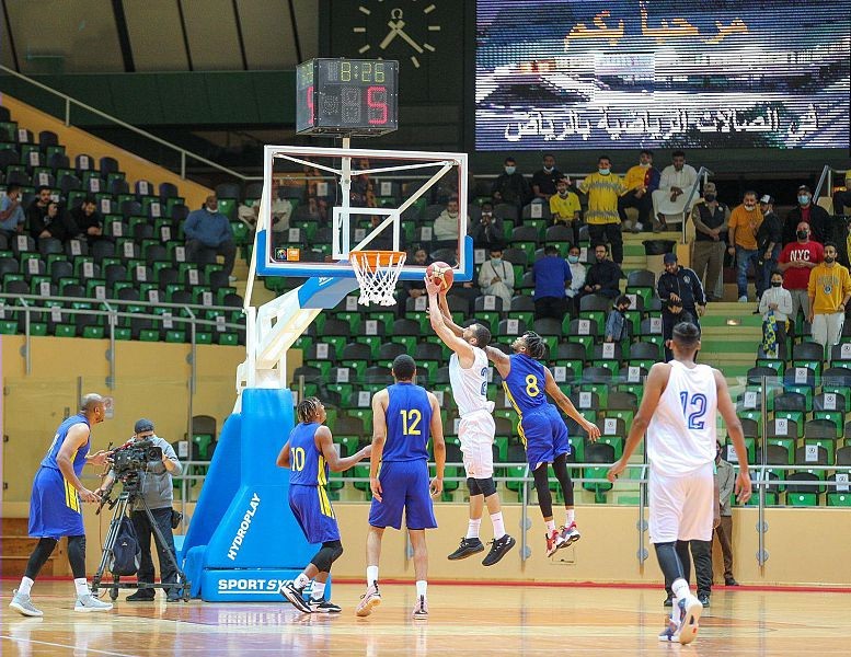 الهلال يتصدر دوري كرة السلة بفوزه على النصر