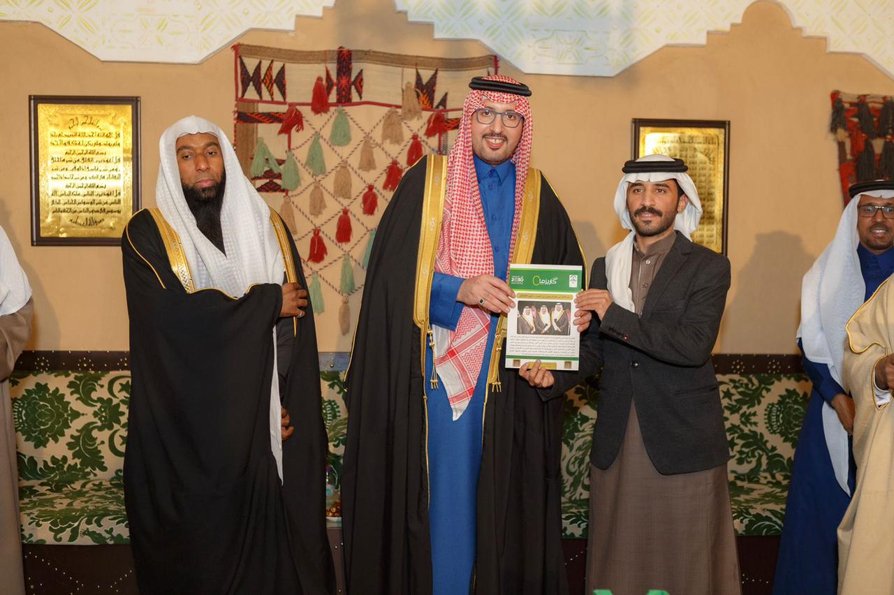 الاعلامي ضيف الله التركي يتلقى تكريماً من صاحب السمو الملكي الأمير عبدالله بن عبدالرحمن 