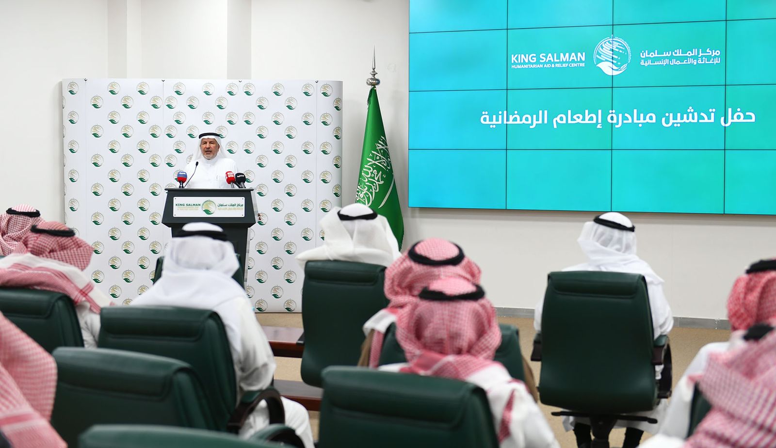 الدكتور الربيعة يدشن مبادرة " إطعام" الرمضانية لتوزيع أكثر من 8000 طن من السلال الغذائية في 19 دولة حول العالم