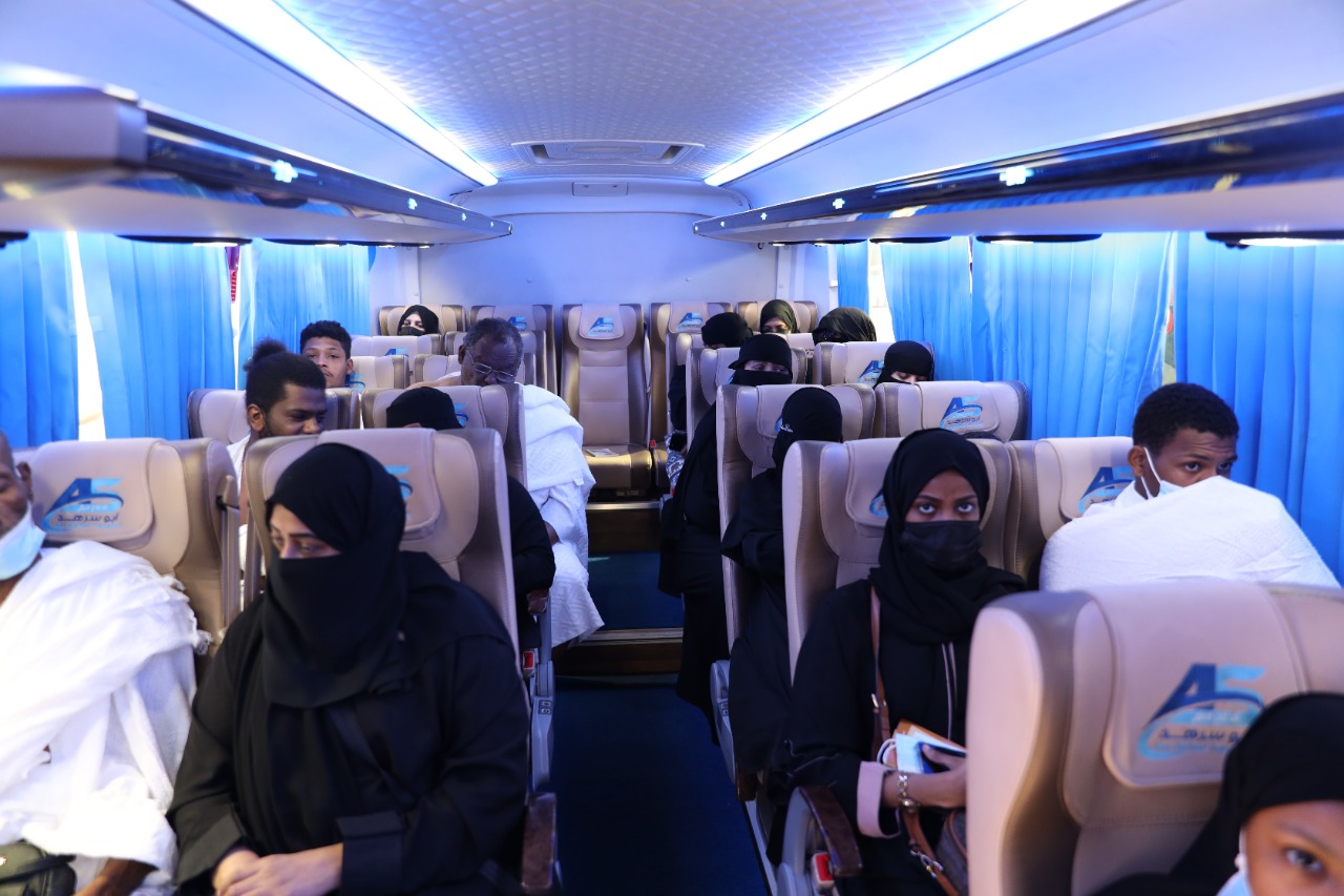 (بر جدة) ترسل الدفعة الأولى من المعتمرين ضمن مشروعها الموسمي لعمرة رمضان 