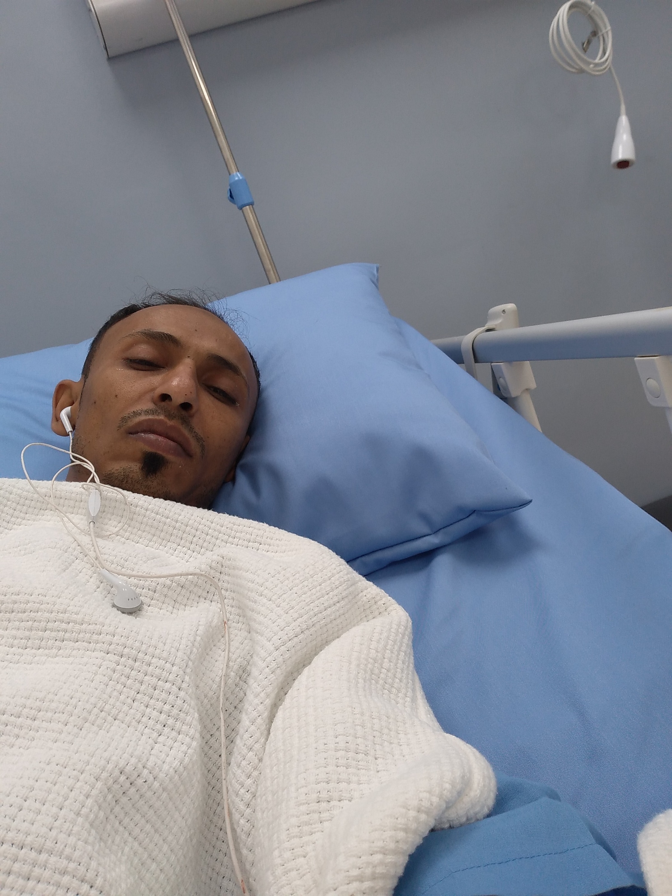 الزميل الإعلامي “علي الحمدي” يجري عملية جراحية تكللت بالنجاح