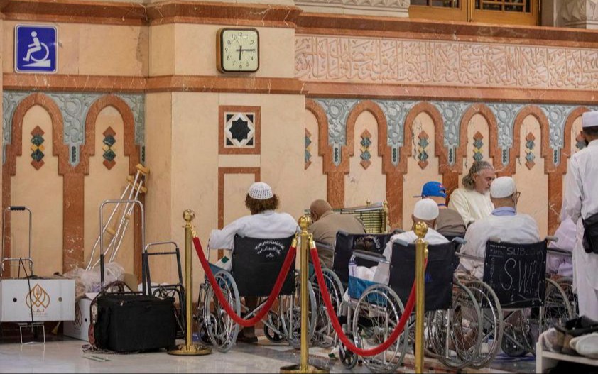 مصليات خاصة لكبار السن وعربات يدوية وكهربائية لذوي الإعاقة بالمسجد النبوي