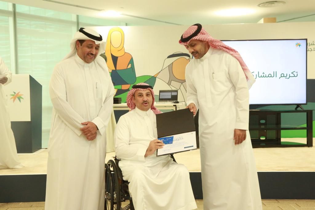 لتميزه بمجال تمكين الأيتام نائب وزير "الموارد البشرية" يكرم العبيد