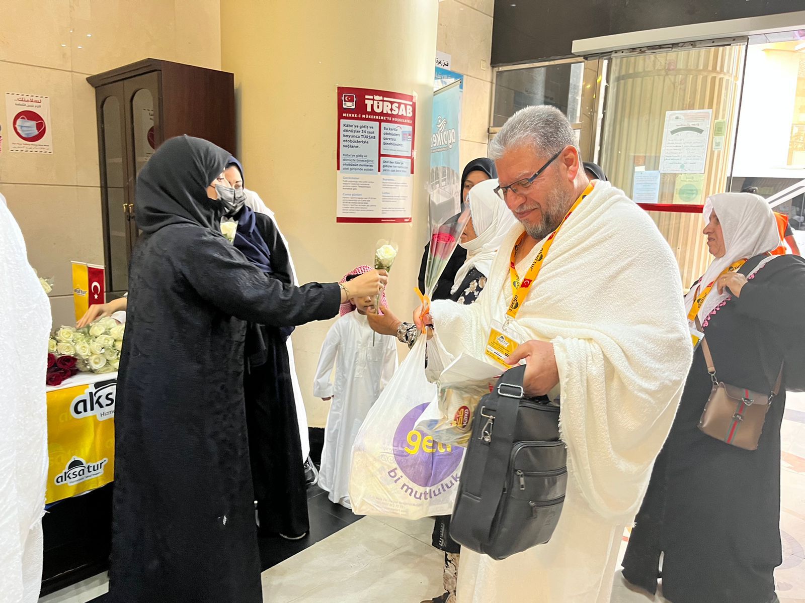 استقبال حجاج تركيا بالقهوة السعودية وباقات الورود