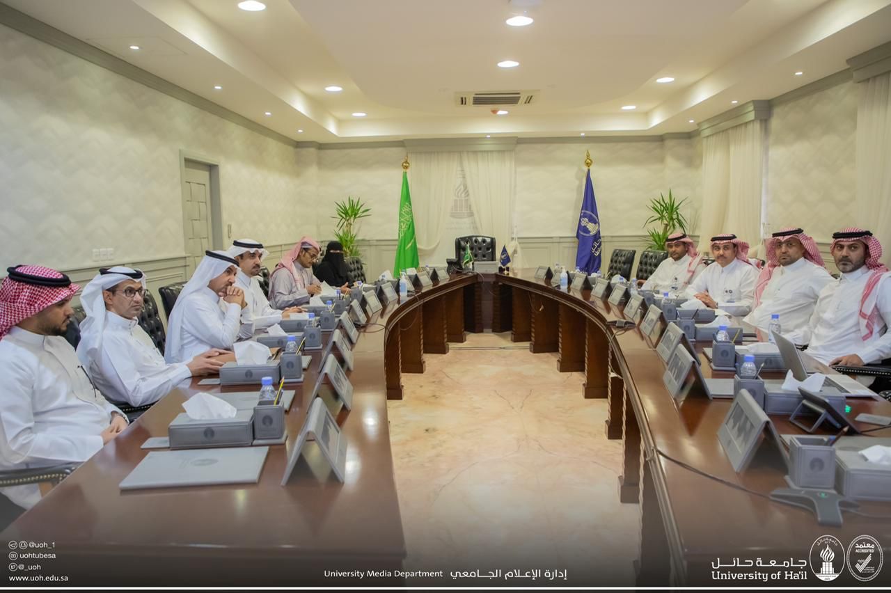 رئيس ⁧‫جامعة حائل‬⁩ يترأس اجتماع اللجنة الإشرافية للكلية التطبيقية