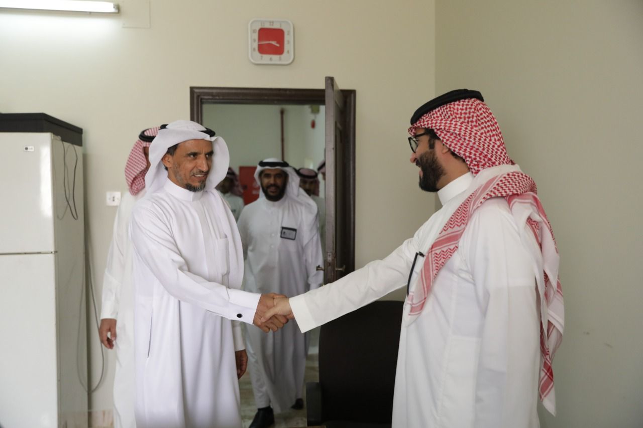 الجذعان يتفقد مكتب الوزارة بمحافظة الدرعية