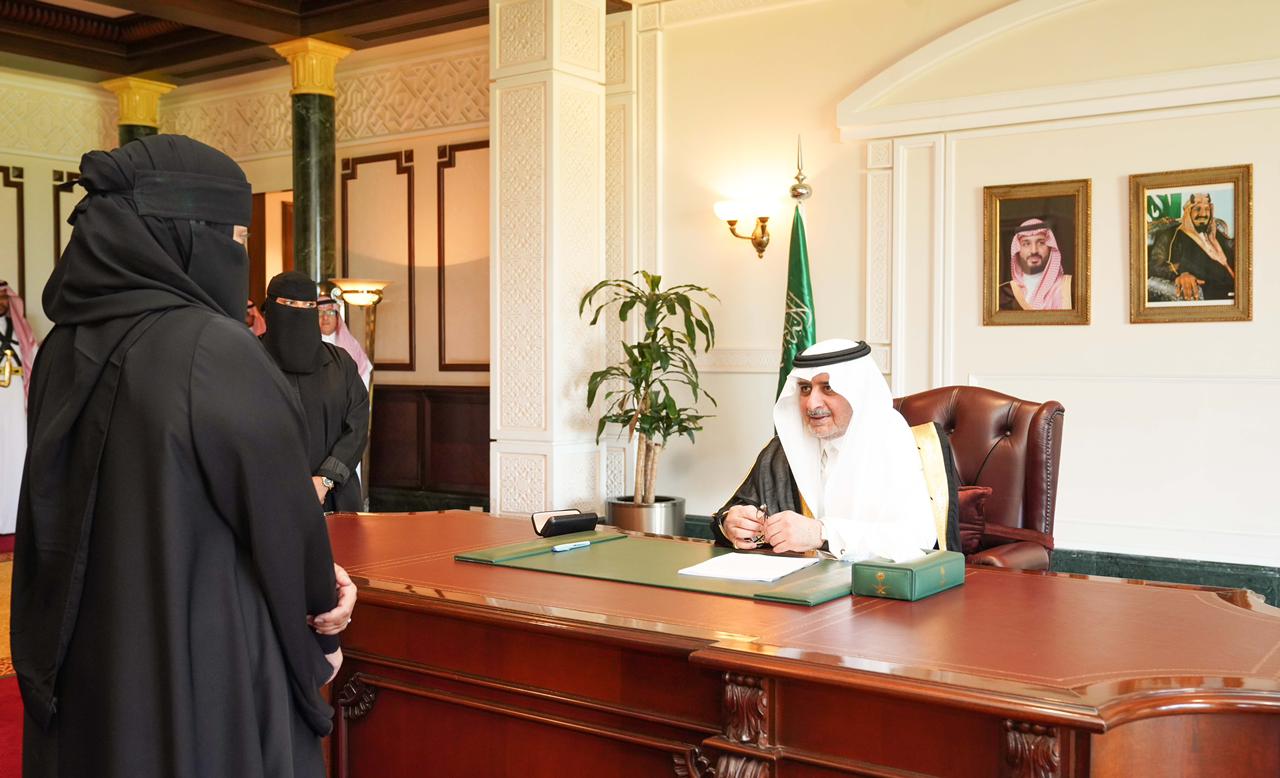 أمير تبوك يستقبل المواطنة مريم العنزي  التي تنازلت عن قاتل شقيقها  لوجه الله