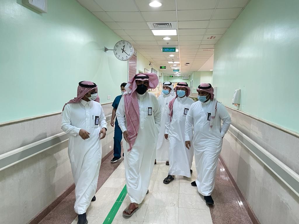 محافظ العيدابي يزور المستشفى العام بالمحافظة