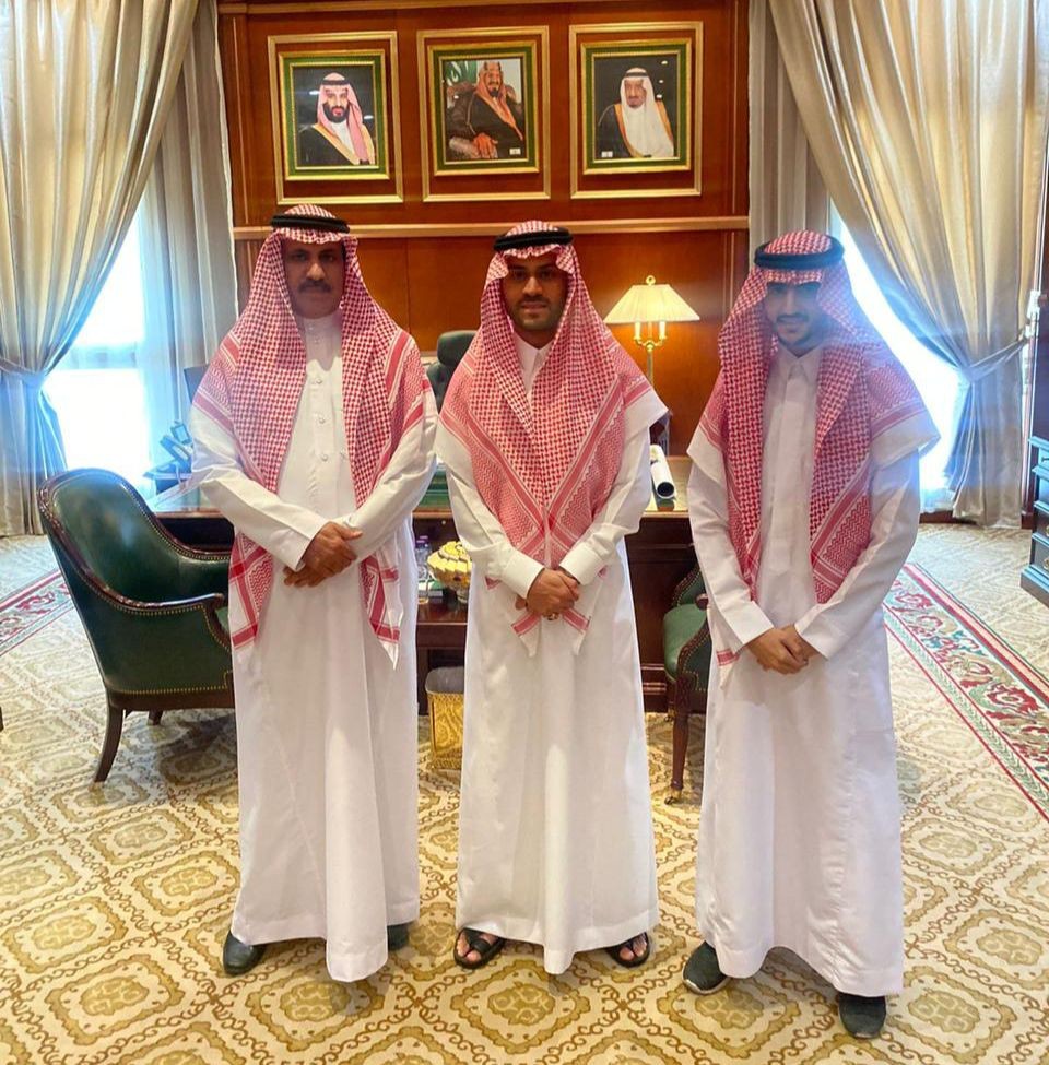 نائب أمير منطقة حائل يهنى اللواء نواف السويدي بتخرج ابنه