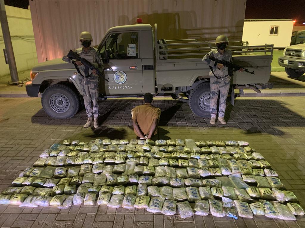 دوريات حرس الحدود بمنطقة جازان تحبط محاولة تهريب (189) كيلو جرامًا من مادة الحشيش المخدر