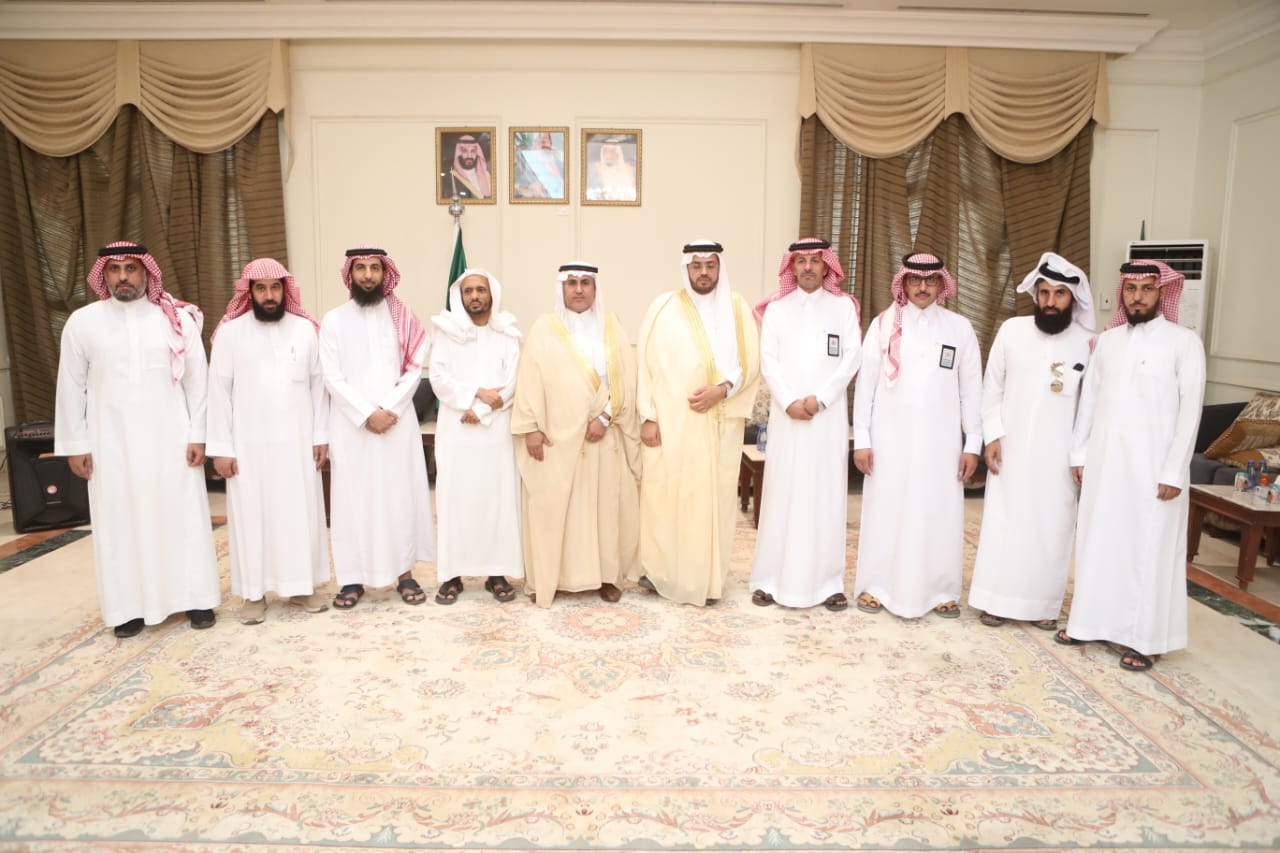 وكيل مُحافظة وادي الدواسر يُكرم الطلاب المتفوقين بالثالث الثانوي