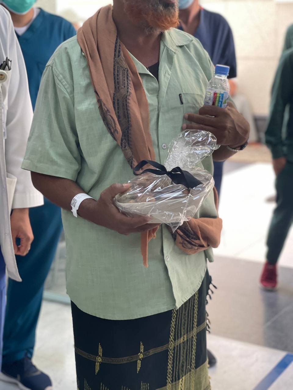 فريق رواء يوزع الهدايا عل الحجاج المرضى بمستشفى أجياد للطوارئ