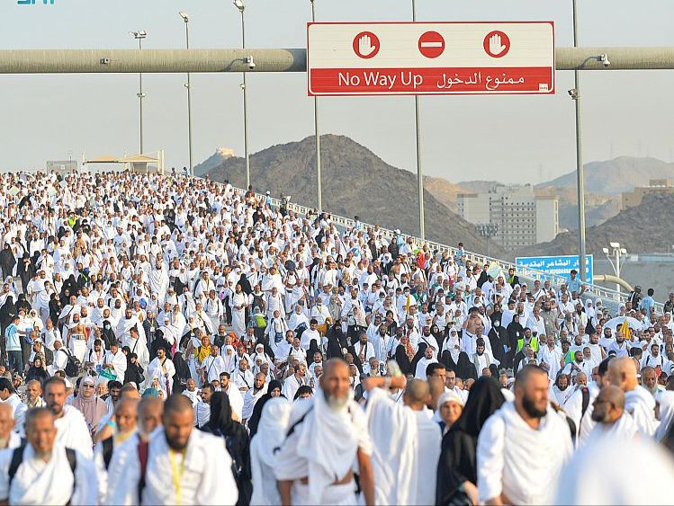 حجاج بيت الله الحرام يرمون جمرة العقبة وسط انسيابية في التنقل