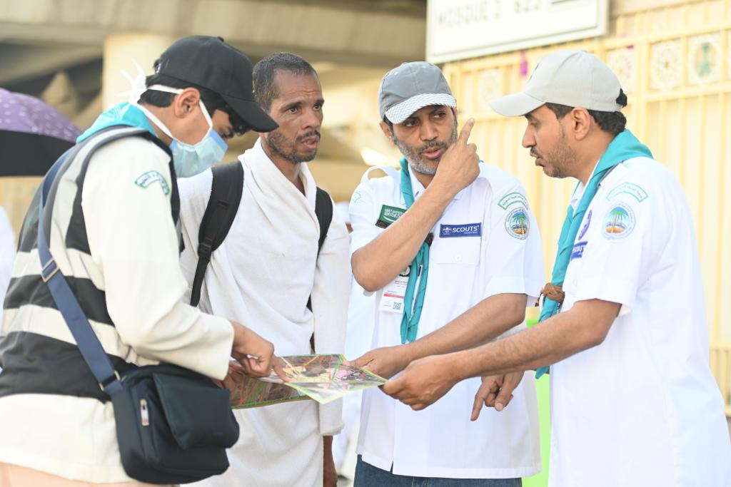 قائد معسكر كشفي يتخلى عن الكرسي المريح والفراش الوثير ليرشد الحجاج