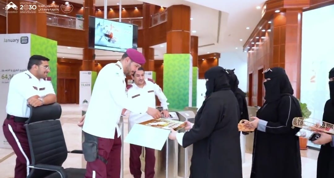 فريق نسعدهم التطوعي يعايد أمانة منطقة الحدود الشمالية والمراجعين