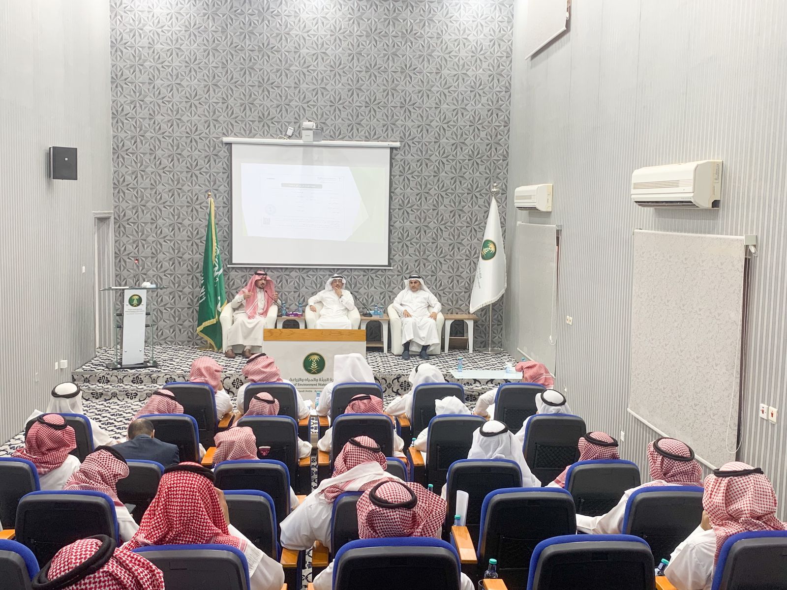 ضوابط واشتراطات تصحيح وضع الآبار القائمة في المزارع ” ورشة عمل بمكتب الزراعة حفرالباطن 