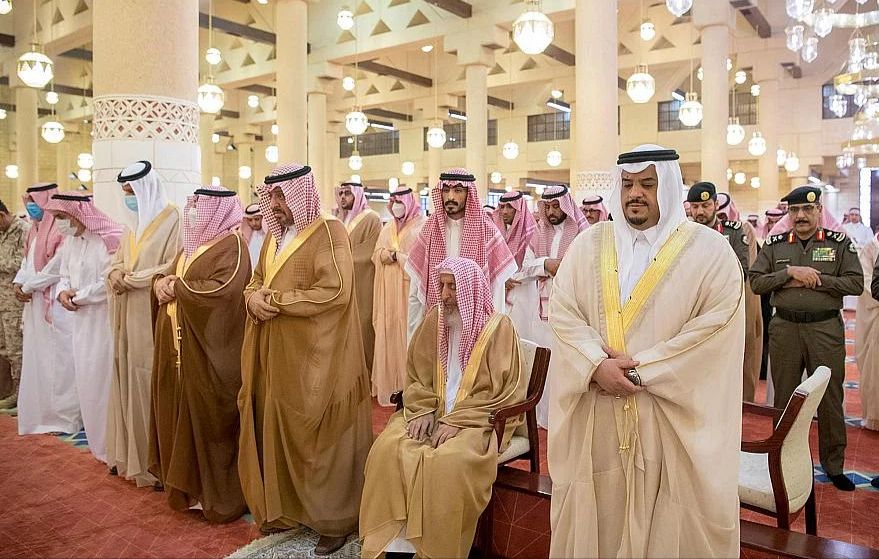 أمير الرياض بالنيابة يؤدي صلاة الميت على الأمير عبدالرحمن بن ناصر بن عبدالعزيز