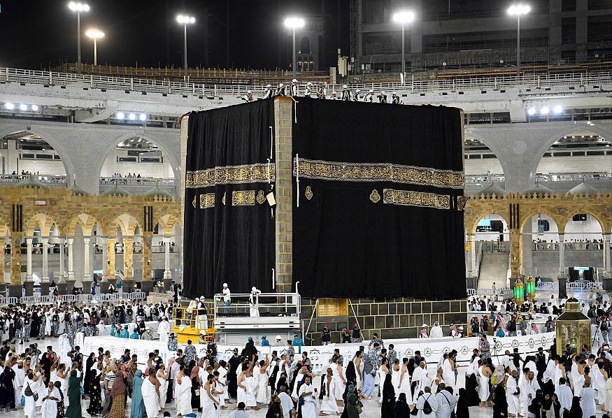 استبدال كسوة الكعبة المشرفة