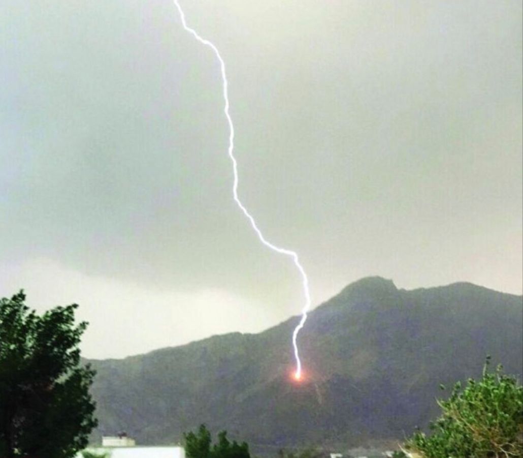 صاعقة‬⁩ رعدية تنهي حياة فتاة وتصيب شقيقتها بعيدابي جازان