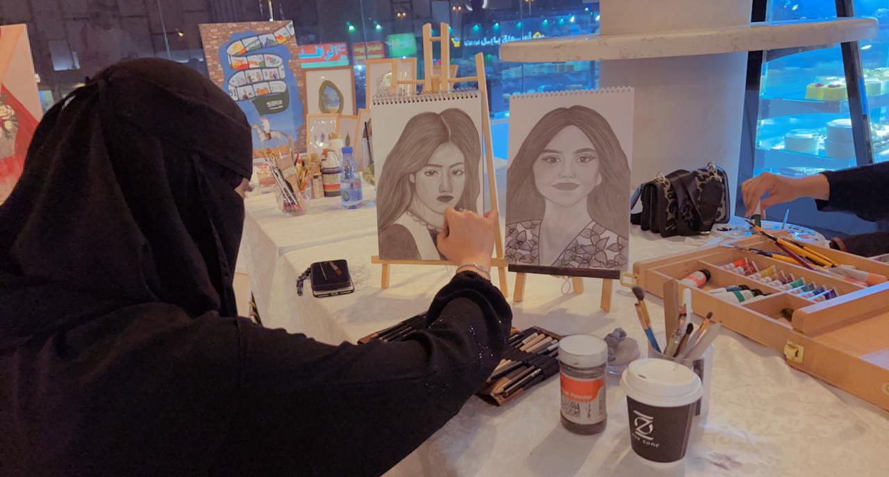 فتيات وادي الدواسر ينثرن ابداعاتهن التشكيلية أمام الجمهور