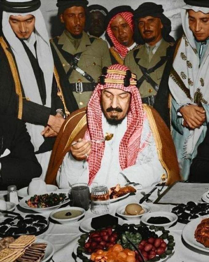 صورة نادرة للملك عبدالعزيز خلال مأدبة عشاء قبل 78 عاماً