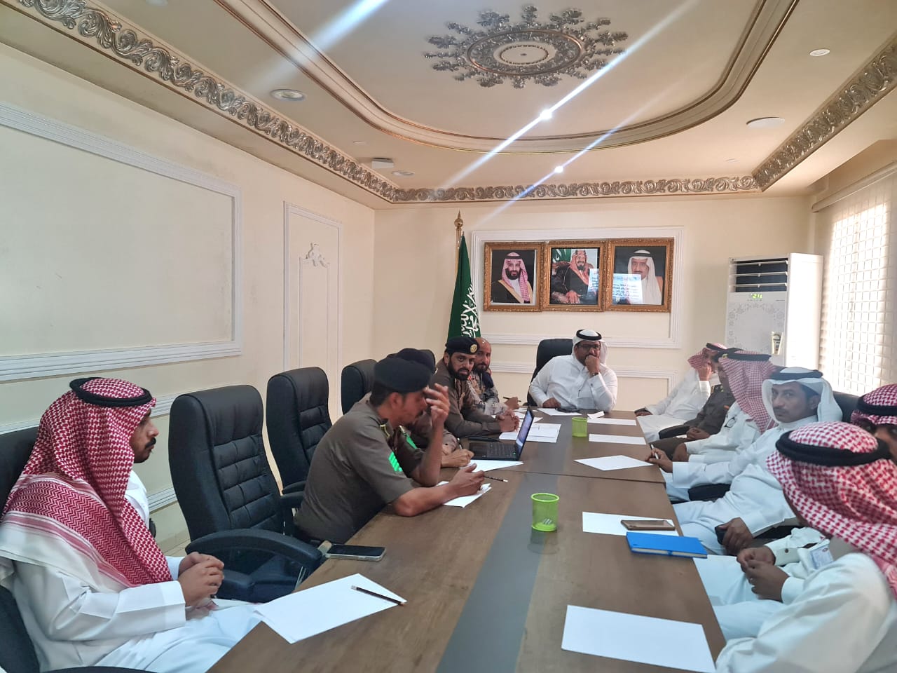 محافظ جزر فرسان يرأس اجتماع اللجنة الفرعية للدفاع المدني 