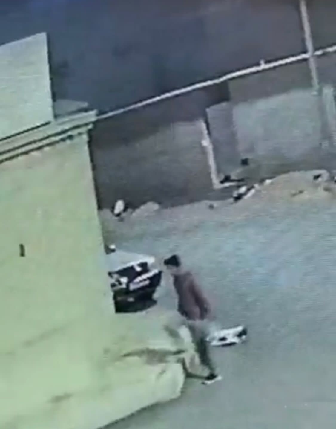 شاهد.. وافد يساعد عاملة منزلية على الهروب من منزل كفيلها بحائل