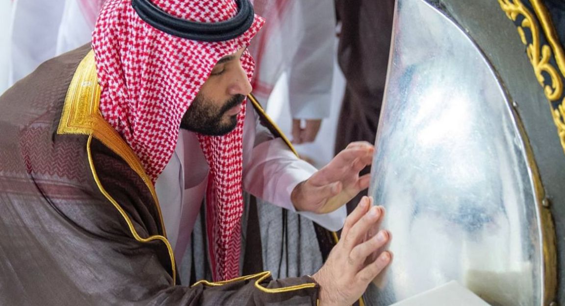 نيابة عن خادم الحرمين الشريفين.. سمو ولي العهد يتشرف بغسل الكعبة المشرفة