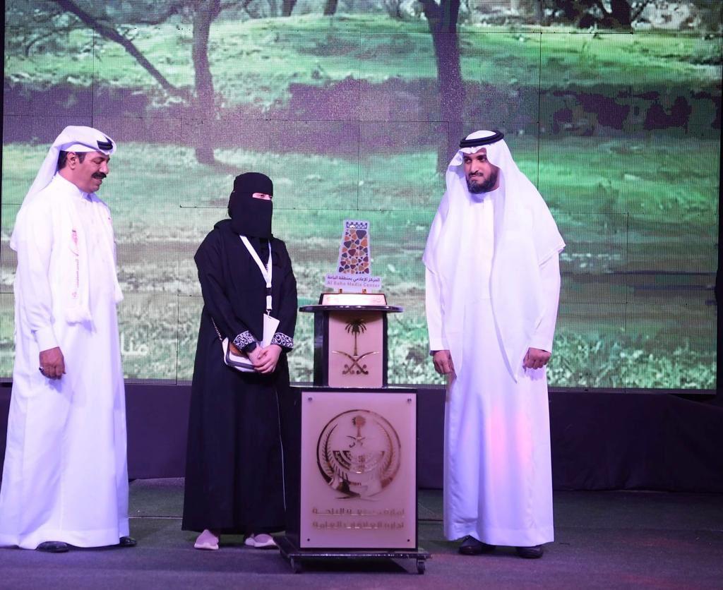 وكيل إمارة الباحة يكرم المصور الفوتوغرافي خالد الزهراني