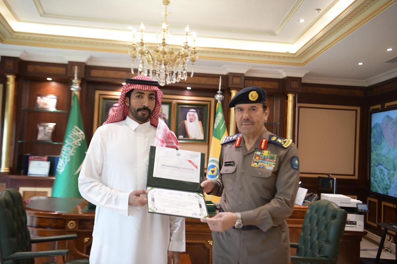 الفريق العمرو يكرم مواطنا أنقذ عائلتين احتجزتا في سيل وادي تربة