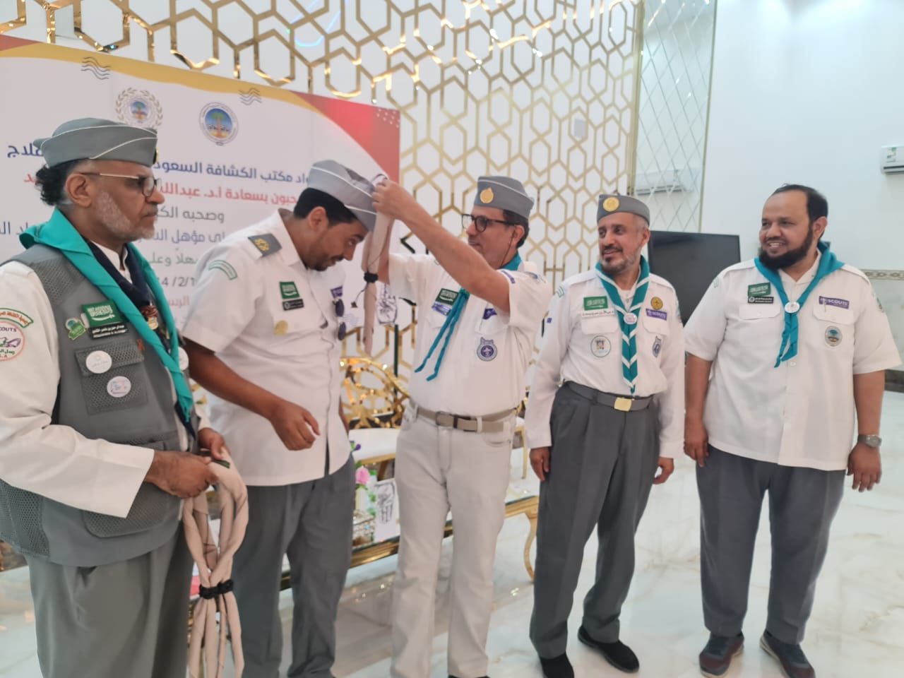 تقليد الشارة الخشبية لـ ( 15 ) عضواً في مكتب رواد كشافة الأفلاج