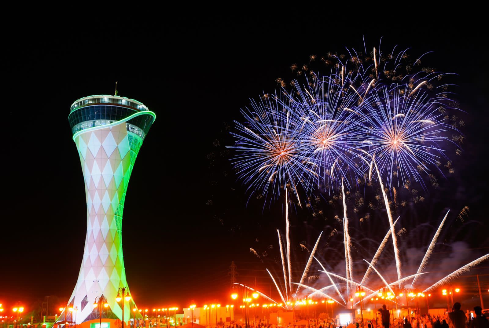 الألعاب النارية ترسم لوحة جمالية بفعاليات اليوم الوطني92 بعرعر